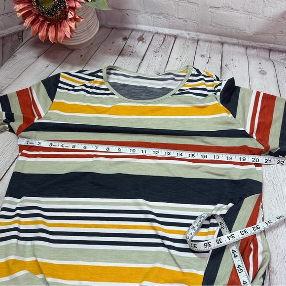 boutique Striped Multicolor Women's Top with front twist 3/4 sleeve sz L - Picture 5 of 6